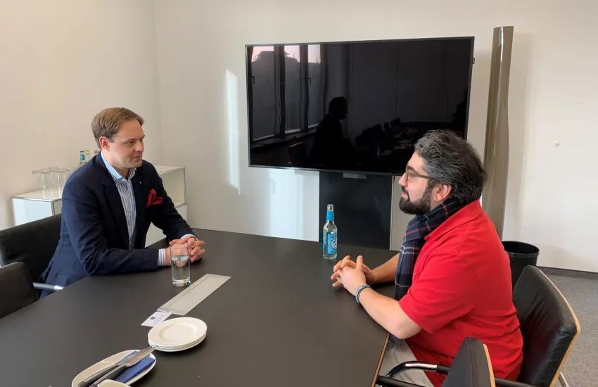 Dr. Marco Henry Neumueller mit Manouchehr Shamsrizi